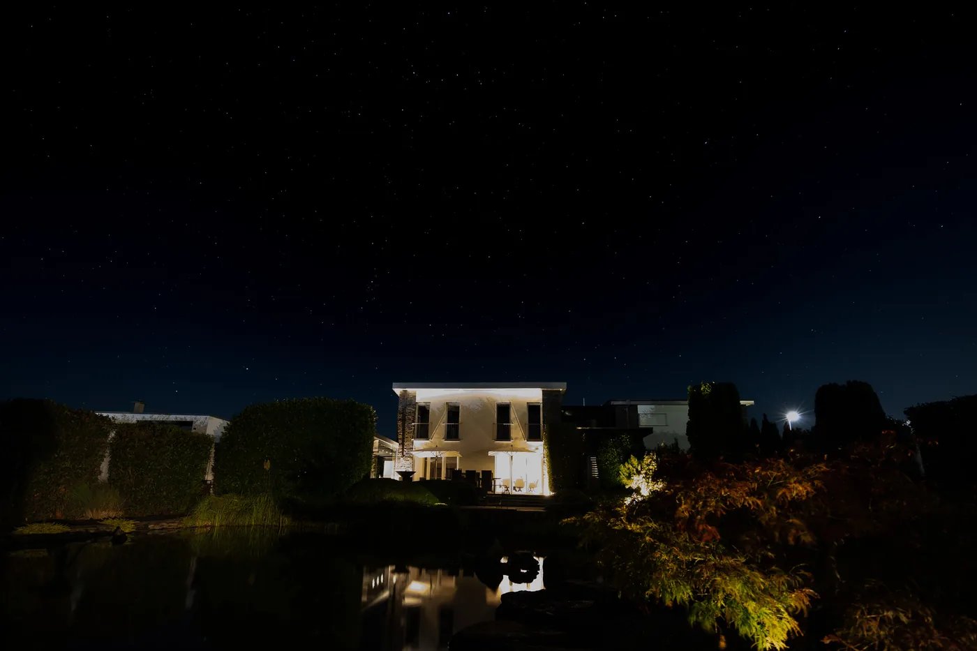 JBS Heimkino bei Nacht